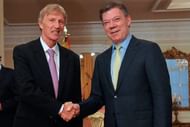 In the aftermath of Colombia's qualification to the 2014 World Cup, Pekerman (left) received the Colombian citizenship from the country's president Juan Manuel Santos (right)